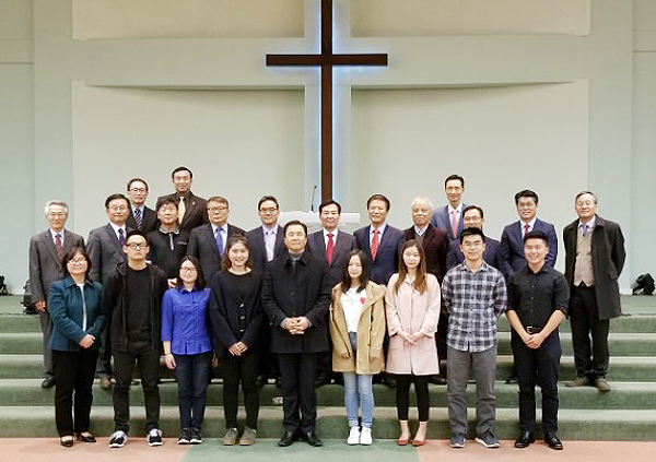 밸리 지역 목회자들과 이번에 장학금을 수여받은 학생들이 함께 기념 촬영을 했다.