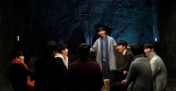 ▲영화의 주인공인 백서빈 씨가 맡은 '도윤'(가운데 서 있는 이)은 주로 질문에 답을 주는 역할을 담당한다. ⓒ스틸컷