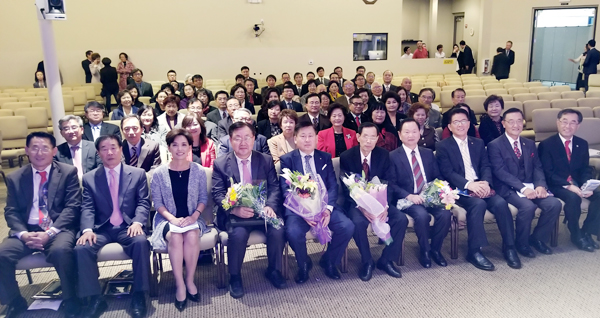 이취임 행사에 참석한 교계 지도자들이 기념 촬영했다.