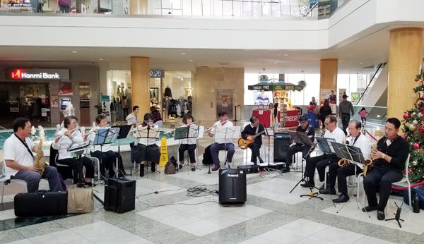 LA 필그림 오케스트라(지휘 이재욱)의 회원 12명이 16일 한인타운 올림픽 길에 위치한 갤러리아 마켓 2층 홀에서 음악회를 개최했다. 성탄을 축하하며 캐롤과 클래식, 가곡, 팝송 등을 연주하며 청중들의 뜨거운 호응을 받았다.