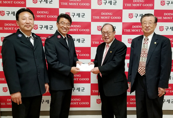 남가주장로협 관계자들이 구세군나성교회에 기금을 전달했다.