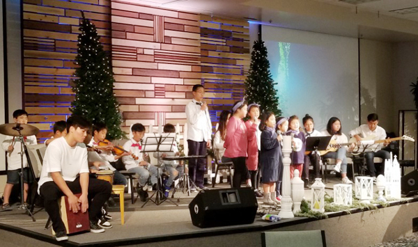 요바린다 지역의 두 교회가 연합해 성탄을 축하했다.