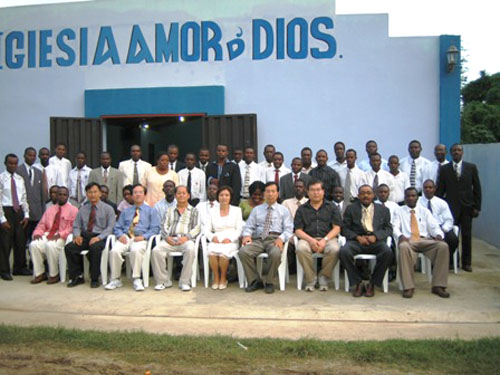 하이티 디오스 아모스 신학교 강의를 마치고 다함께 기념촬영