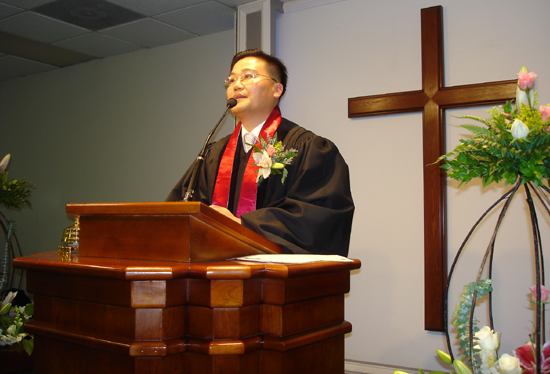 목회자들의 권면과 축사에 눈물로 답사를 한 김형석 목사. 성도들도 그의 소감에 눈물을 흘렸다.