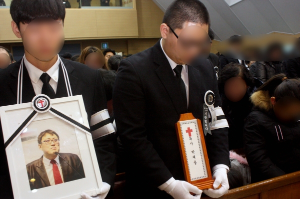 ▲'제천 화재' 희생자인 故 박재용 목사의 유족이 그의 영정 사진을 들고 26일 열린 천국환송예배에 참석하고 있다.