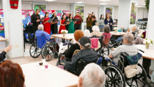 21일 어퍼이스트사이드 양로원에서 노인 60여 명을 대상으로 크리스마스 이벤트를 열었다.