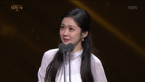 ▲장나라가 '2017 KBS 연기대상'에 미니드라마 우수상을 수상한 배우 장나라가 눈물을 머금고 수상소감을 전하고 있다. ⓒKBS