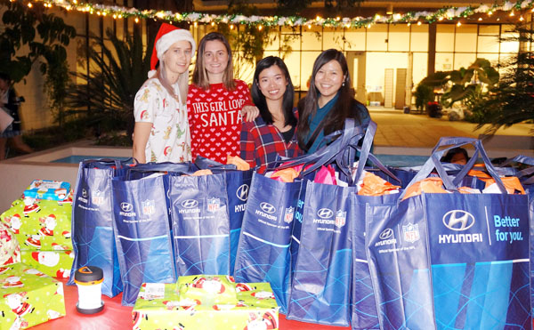 자원봉사자들이 위탁가정 어린이들에게 선물을 나누어 주기 위해 준비하는 모습.