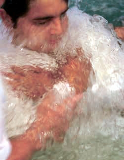 침례받는 이란 성도. ⓒ한국오픈도어선교회