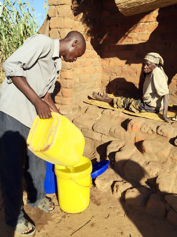 말라위 교회 성도가 이웃 주민을 위해 물을 길어다주고 있다. 