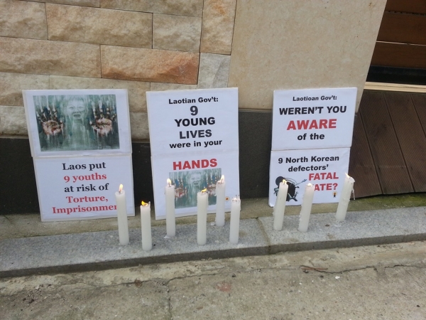 ▲탈북민 강제북송을 항의하는 라오스 대사관 앞 촛불과 문구들.