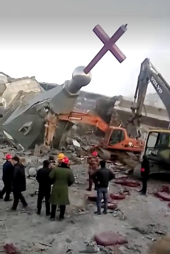 9일(현지시간) 중국 산시성 린펀에서 준군부대인 무장경찰들이 철거황금등대 교회가 무너지는 모습을 지켜보고 있다. ⓒ차이나에이드 제공