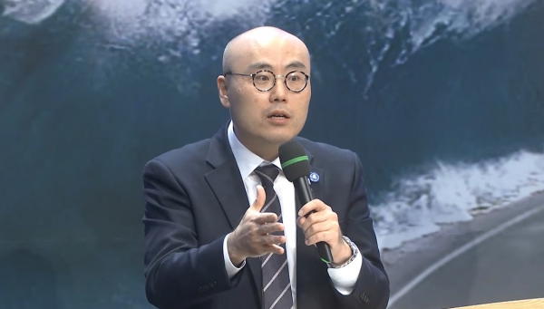 ▲사랑의교회 특별새벽부흥회에서 강연하는 이정훈 교수.