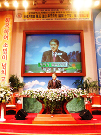 8일 부산 사직동교회에서 드려진 ‘한일 부산-후쿠오카 십자가부활선교대회’ 대 연합예배에서 설교하고 있는 박은조 목사 ⓒ허난세 위원 