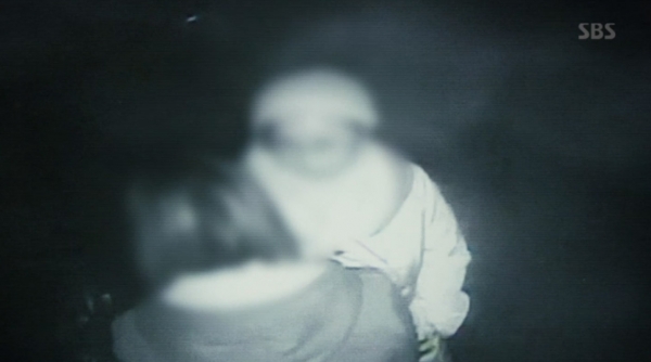 ▲이 목사가 마지막으로 발견된 CCTV 영상에서 교주 임 씨와 딸이 대화하고 있는 모습. ⓒ방송 캡처