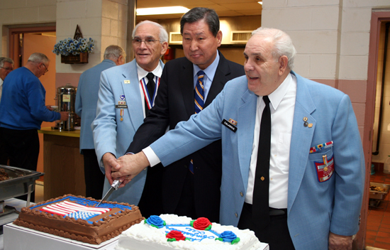 이태식 주미대사와 한국전참전용사 스태튼아일랜드 지부 대표들은 함께 케익을 커팅했다.ⓒ뉴욕성결교회