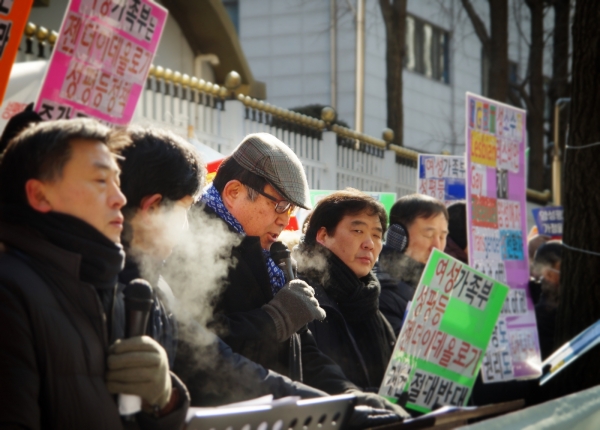 ▲증경총회장이자 동성애대책위원회 위원 암만길 목사가 여성가족부 제2차 양성평등 정책 반대 합신 총회 성명서를 발표하고 있다. ⓒ김신의 기자