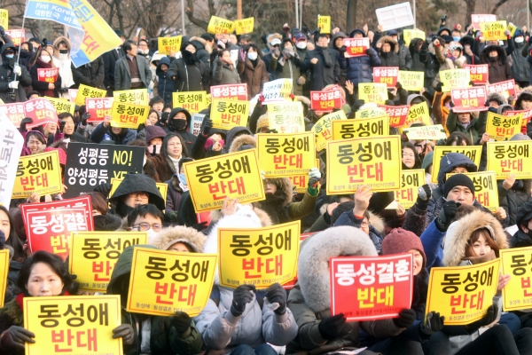▲기도회 참석자들이 동성애 반대 피켓을 들며 구호를 외치고 있다. ⓒ천안=김진영 기자