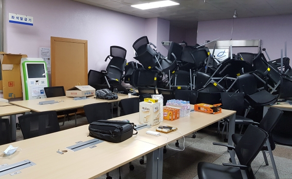 ▲학생들이 전산실 앞 로비를 점거한 모습. ⓒ이대웅 기자