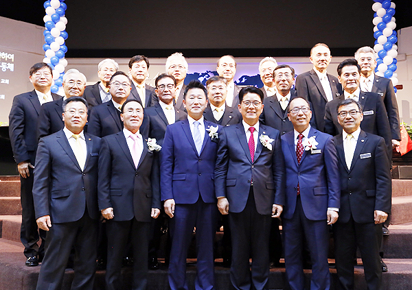 이 교회를 섬기는 신승훈 담임목사와 주요 직분자들이 함께 기념 촬영했다.