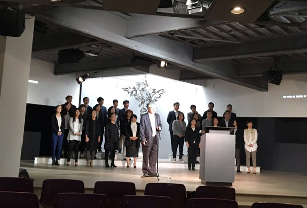 전성진 목사가 코너스톤교회에서 특송하고 있다. 