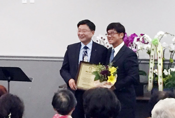 엄규서 신임 단장(왼쪽)이 취임했다. 오른쪽은 샘 신 목사. 