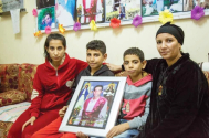 예수를 부인하지 않아 이슬람 무장 테러리스트에게 총살당한 이집트 기독교인 아야드의 유가족. 아버지의 사진을 들고 포즈를 취했다. ⓒ오픈도어선교회