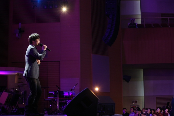 ▲CCM 사역자 유은성 씨가 찬양하고 있다. ⓒ오륜교회
