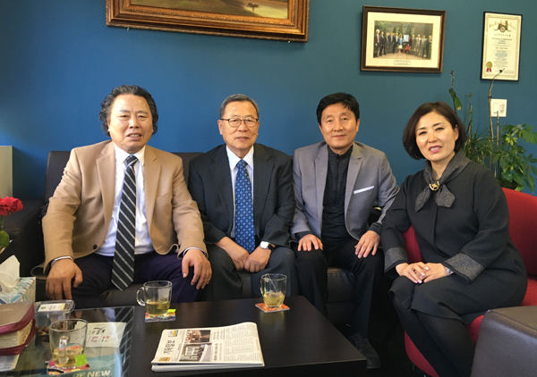 학교 관계자들. 사진 가장 오른쪽은 써니 김 목사(LA씨티교회) 