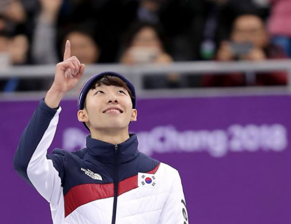 임효준 선수가 검지 손가락을 올려 포즈를 취하고 있다. ⓒ2018평창동계올림픽대회 공식 페이스북