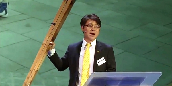 ▲자신의 목발을 들어보이며 북한 주민들의 자유를 위해 함께 해 줄 것을 호소하고 있는 탈북자 지성호 씨 ⓒ유튜브(마라나타 TV) 영상 캡쳐