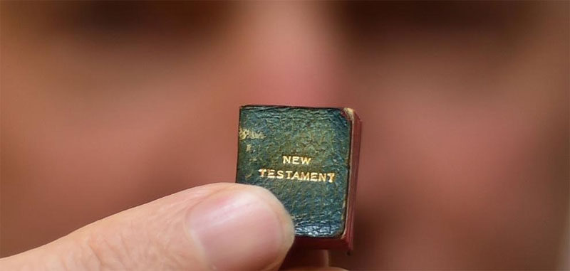 손톱만한 크기의 미니 성경책 ©ODT