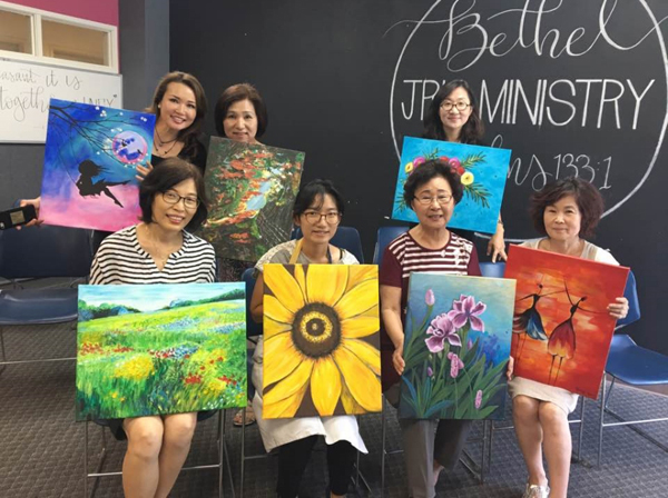 생활강좌 수강생들이 자신의 작품을 선보이고 있다.