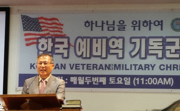 특별중보기도회에서 문대룡 목사가 설교하고 있다. 