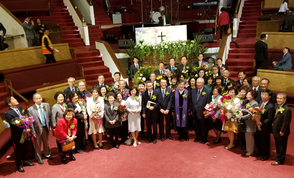 기쁜우리교회가 창립 1주년을 맞이해 기념 감사예배를 드리고 직분자를 세웠다.