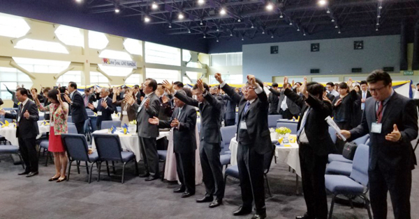 기도회에서 참석자들이 뜨겁게 기도하고 있다.