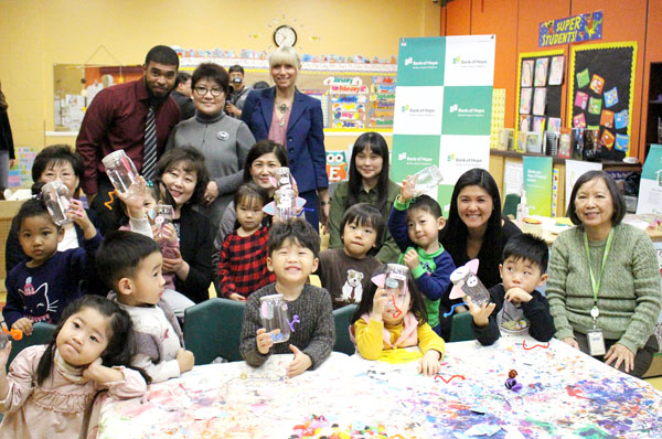 한인가정상담소와 뱅크오브호프가 지난 14일 동양선교교회 유치원에서 어린이들을 대상으로 재정교육을 실시했다. 어린이들은 설날을 기념해 선생님들에게 세배를 하고 세뱃돈을 은행에 저축하는 실습을 한 후, 돼지저금통도 만들며 즐거운 시간을 보냈다. ⓒ 가정상담소 사진 제공