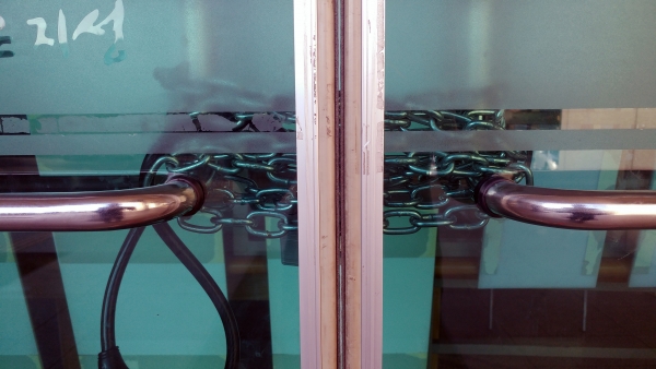 ▲학생들의 점거로 총신대 사당캠퍼스 종합관 출입문이 굳게 닫혀 있다.