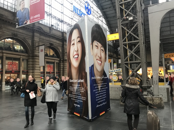 ▲복음광고의 모델로 나선 공민지(왼쪽)와 박지헌 ⓒ복음의전함