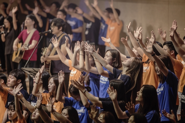 ▲찬양하고 있는 청년들의 모습(본 사진은 기사 내용과 관계 없습니다)