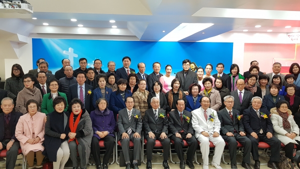 ▲예배 후 기념촬영을 하고 있다. 앞줄 오른쪽부터 네번째가 손선영 목사. ⓒ이대웅 기자