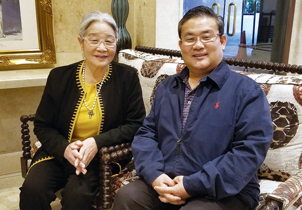 허봉랑 선교사와 김광석 총회장. 김 총회장이 4대째 믿음의 가문에서 총회장직까지 감당한 데에는 어머니의 든든한 기도가 있었다.