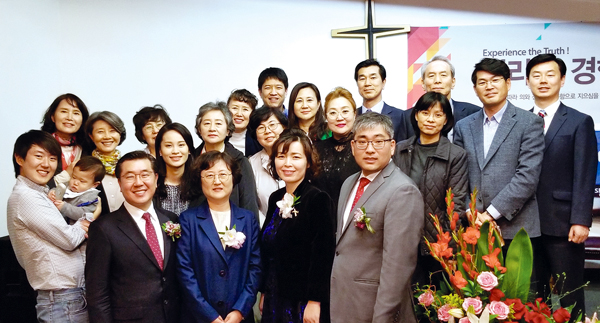 예배를 마친 후, 참석자들이 기념촬영 했다.