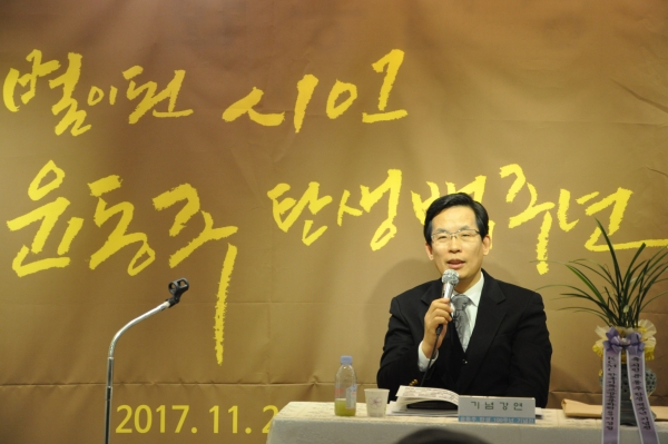 ▲이효상 원장이 지난해 11월 전시회에서 강연하고 있다. ⓒ연구원 제공