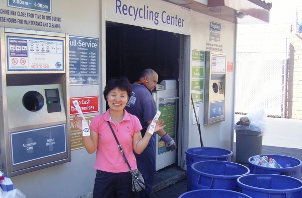 ▲페트병을 모아 갖다주면 생필품 쿠폰을 주는 재활용센터에서, 아내 이계심 선교사. ⓒ윤 총장 제공