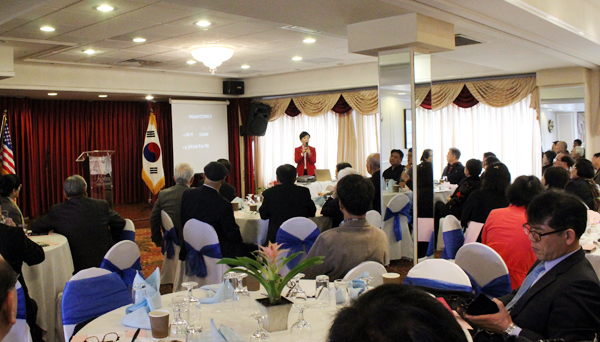 세미나에서 캐롤 리 부사장이 특강하고 있다.