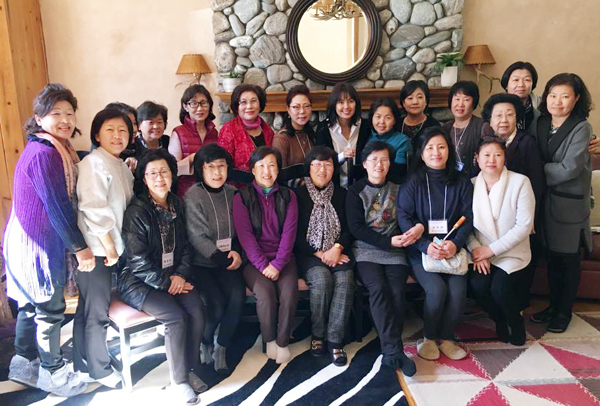 남가주목사회 사모 힐링 캠프를 마친 후 기념 촬영.