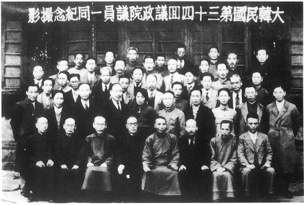 임시정부 ▲대한민국 임시 정부 제34회 임시의정원 일동 사진(1942년). ⓒ국가보훈처