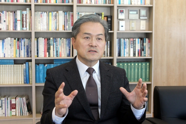 ▲유진소 목사는 "기도는 우리 마음을 강화시키는 것이 아니라 하나님 앞에 설득당하는 것"이라며 "우리는 이처럼 기도할 때마다 설득당할 수 있는 믿음을 가져야 한다"고 전했다. ⓒ이대웅 기자