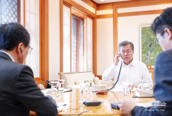 ▲16일 문재인 대통령이 트럼프 미국 대통령과 통화하고 있다. ⓒ청와대 제공